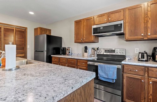 West Central Apartamento | Downtown Studio with Jacuzzi & Game Room