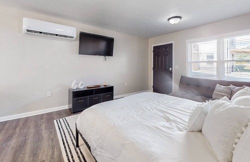 La Follette Apartamento | Downtown studio with full kitchen, BBQ area, firepit, fast WiFi, streaming, AC