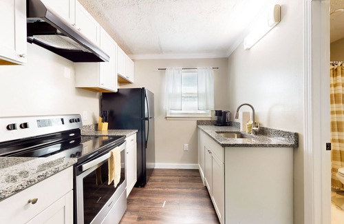 La Follette Apartamento | Downtown studios with full kitchen, BBQ area, firepit, fast WiFi, streaming, AC