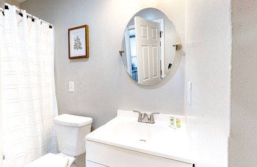 La Follette Apartamento | Downtown studios with full kitchen, BBQ area, firepit, fast WiFi, streaming, AC