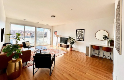 Crossroads Arts District Apartamento | Downtown Stunner Right on Street Car