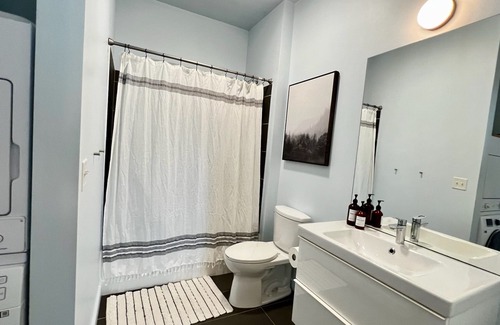 Crossroads Arts District Apartamento | Downtown Stunner Right on Street Car