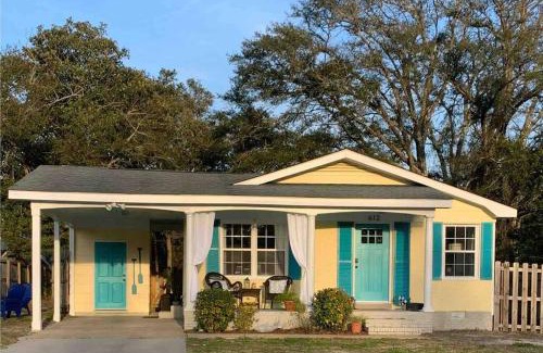 Southport Casa | Downtown- Sunshine Cottage and Golf Cart