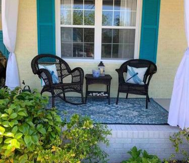 Southport Casa | Downtown- Sunshine Cottage and Golf Cart