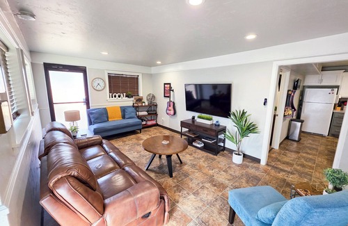 Tahlequah Casa | ¡Quédese en el corazón del centro de Tahlequah - Bungalow moderno cerca de todo!