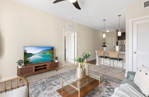 Courier City - Oscawana Apartamento | Downtown top floor retreat/Pool,Gym, FREE parking!