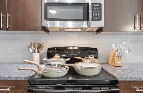 Courier City - Oscawana Apartamento | Downtown top floor retreat/Pool,Gym, FREE parking!