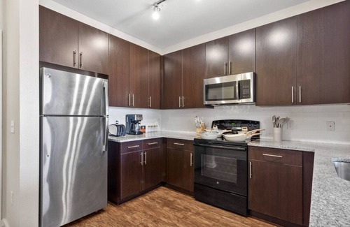 Courier City - Oscawana Apartamento | Downtown top floor stay | Pool, Gym, FREE parking