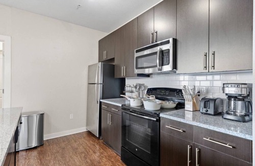 North Hyde Park Apartamento | Downtown top floor suite | Pool, Gym, Free Parking