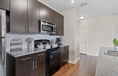 North Hyde Park Apartamento | Downtown top floor suite | Pool, Gym, Free Parking