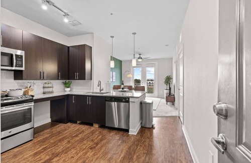 Courier City - Oscawana Apartamento | Downtown Top floor suite - Pool/Gym/Free Parking