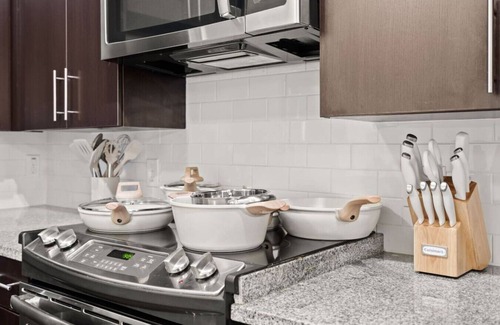 Courier City - Oscawana Apartamento | Downtown Top floor suite - Pool/Gym/Free Parking