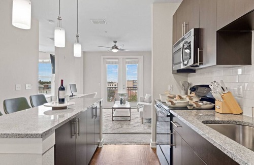 Courier City - Oscawana Apartamento | Downtown top floor views W/ Pool,Gym, FREE parking