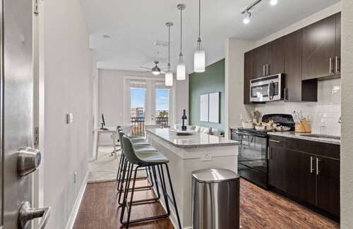 Courier City - Oscawana Apartamento | Downtown top floor views W/ Pool,Gym, FREE parking