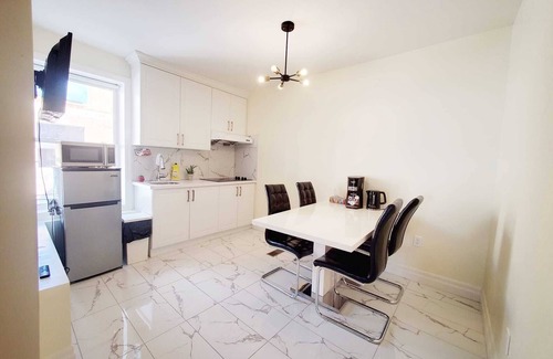Trinity - Bellwoods Casa | Downtown Toronto 3 bedrooms unit Near Trinity bellwood park