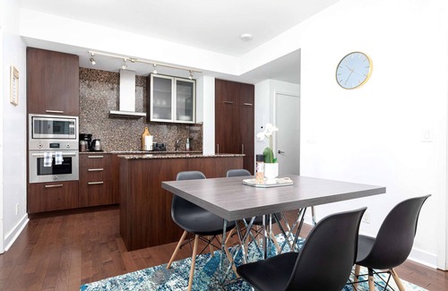 Toronto Entertainment District Hotel | 2 mins walk to Scotiabank arena, CN Tower, union station, MTCC, Downtown Toronto
