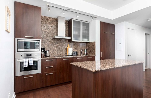 Toronto Entertainment District Hotel | 2 mins walk to Scotiabank arena, CN Tower, union station, MTCC, Downtown Toronto