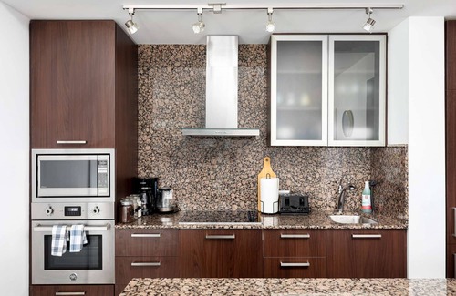Toronto Entertainment District Hotel | 2 mins walk to Scotiabank arena, CN Tower, union station, MTCC, Downtown Toronto