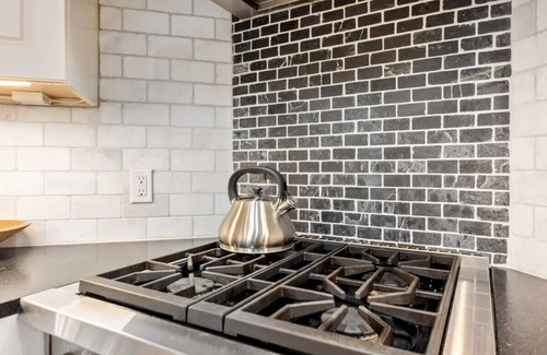 Newburyport Casa | Downtown Townhouse | Beautiful Kitchen | Parking