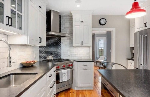 Newburyport Casa | Downtown Townhouse | Beautiful Kitchen | Parking