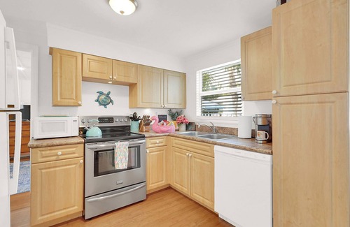 Delray Beach Cabaña | Downtown Tropical Oasis- heated Pool/ Private fenced yard.