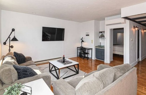 Racine Casa | Downtown Two Bedroom/Two Bathroom Full Apartment