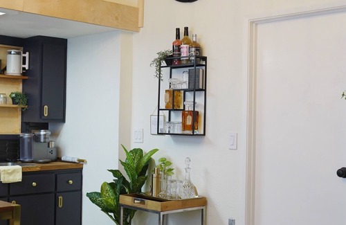 Vacaville Casa | Downtown Vaulted Luxe Haus-near Napa. Walk Downtown. Pet-Friendly!