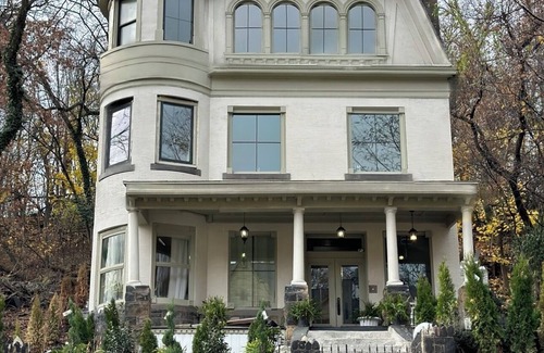 Oakland Casa | Downtown Victorian Mansion