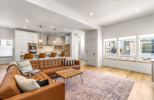 Old Town North Casa | Downtown Views Deluxe 5/4+ Rooftop Hot Tub!