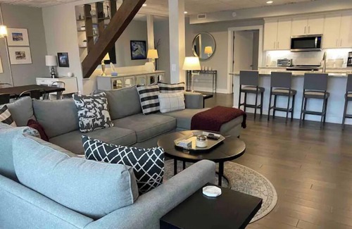 West Jefferson Apartamento | Downtown West Jefferson 3 bedroom apartment walking distance to everything.