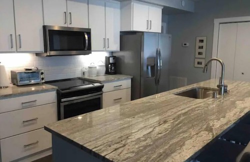 West Jefferson Apartamento | Downtown West Jefferson 3 bedroom apartment walking distance to everything.