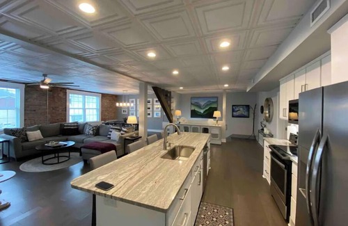 West Jefferson Apartamento | Downtown West Jefferson 3 bedroom apartment walking distance to everything.