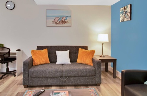 Poiciana Park II Cabaña | Downtown West Palm Beach Home - Pet Friendly by RedAwning