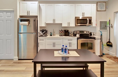 Poiciana Park II Cabaña | Downtown West Palm Beach Home - Pet Friendly by RedAwning