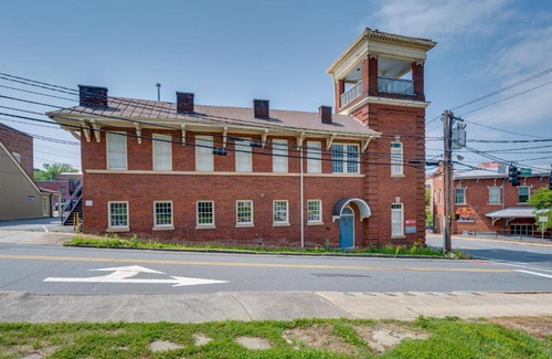 Winston - Salem Apartamento | Downtown Winston-Salem Condo with Private Library!