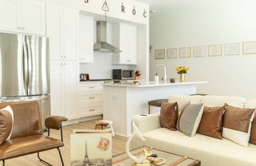 Woodstock Casa | Downtown Woodstock - Open Concept and Natural light- Metro Atlanta Townhome