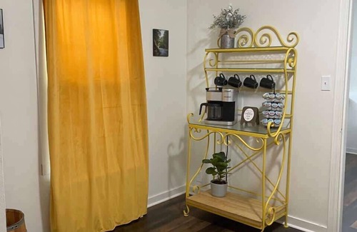 Ironwood Condominio | Downtown "Yellow Room" at Villages on Aurora