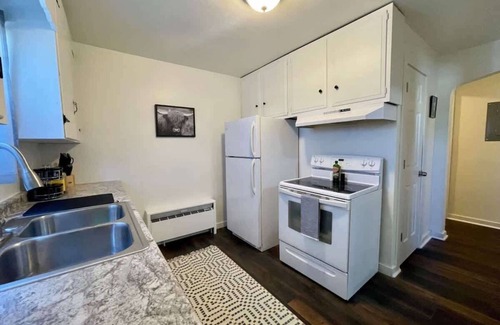Ironwood Condominio | Downtown "Yellow Room" at Villages on Aurora
