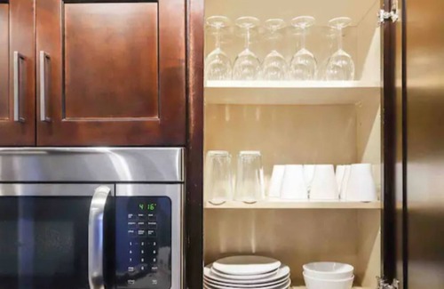 Inner Harbor Condominio | Downtowns 1st Skyscaper!Cozy home w/Gym & Parking!
