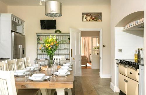 Blandford Saint Mary Casa | Downwood Vineyard Manor in Idyllic Countryside