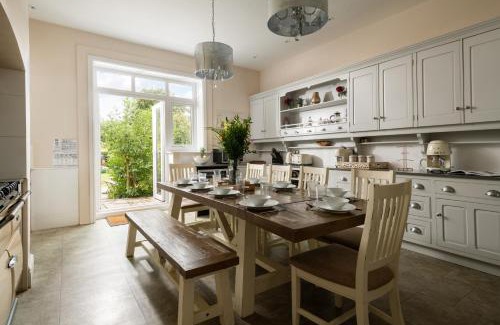 Blandford Saint Mary Casa | Downwood Vineyard Manor in Idyllic Countryside