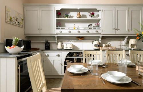 Blandford Saint Mary Casa | Downwood Vineyard Manor in Idyllic Countryside