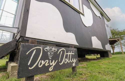Woodbridge Cabaña | DOZY DOTTY (COW SHED 4), pet friendly, with a garden in Campsea Ashe
