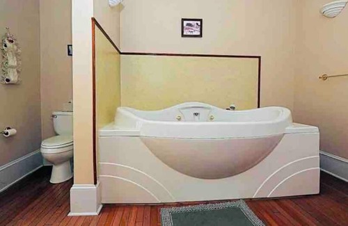 Ste Genevieve Apartamento | Dr. Hertich House is located in the heart of historic Ste. Genevieve, Missouri.
