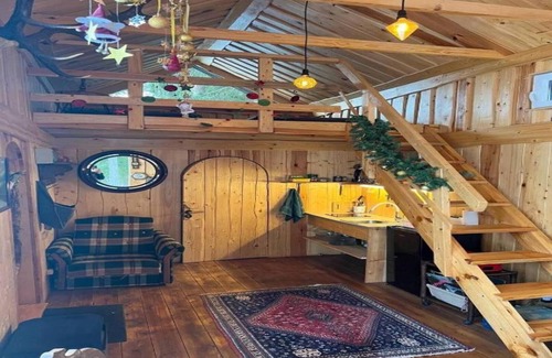 Pedvale Cabina | Dragon house in the tree. Sauna/Hot tube.