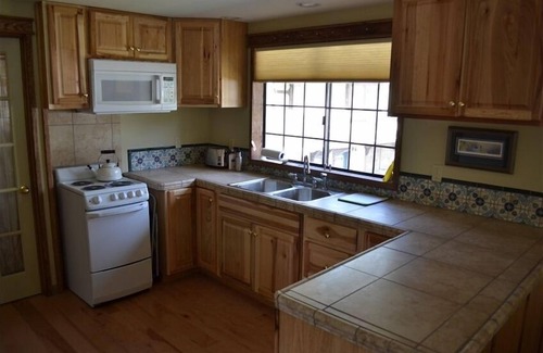Mount Shasta Cabaña | Jardín Loft, muy privado, Cov. Gar. 1 BR. 1 BA. 1 Mi a la EM.
