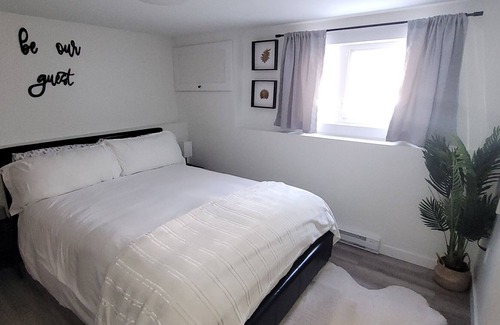 Fredericton Apartamento | Dragonfly Den, 2 bdrm with sauna, fire pit, hot tub. 2 min drive to downtown