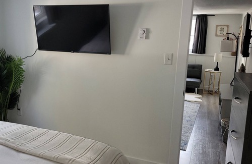 Fredericton Apartamento | Dragonfly Den, 2 bdrm with sauna, fire pit, hot tub. 2 min drive to downtown