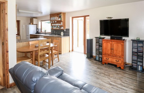 East Dereham Cabaña | Dragonfly Lodge, WHINBURGH