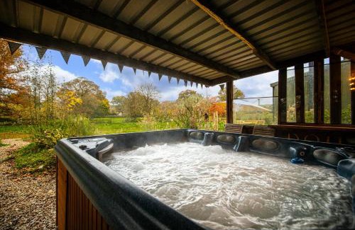 Malvern Casa | Dragons Barn with Hot Tub